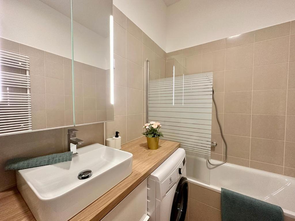 Apartment At Gozsdu Courtyard #Partyzone #Downtown #Freeparking Budapest Exterior foto